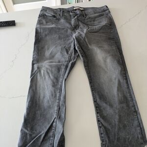 Levis 314 Shaping Straight Jeans. Size 32